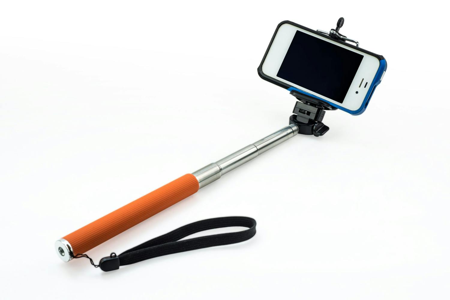 En selfiestang med mobil i holderen